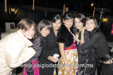 01012007 
Andrea Álvarez, Mariel Álvarez, Ana Victoria Aguirre y Gaby Handal acompañaron a Cecy Gutiérrez, en su fiesta de cumpleaños.