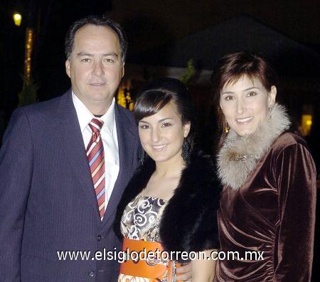 01012007
Cecy junto a sus papás, Fernando Gutiérrez y Cecilia Villalobos.