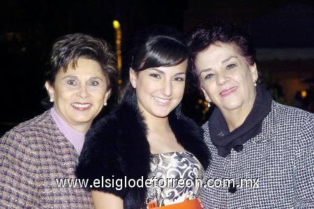 01012007 
La festejada junto a sus abuelitas, Butsy de Villalobos y Bertha de Gutiérrez.