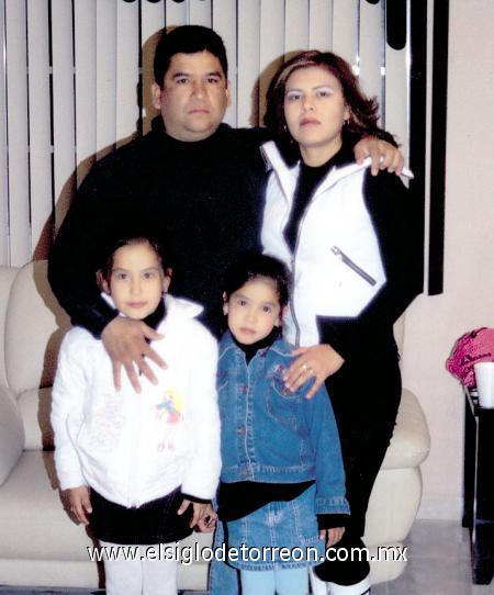 05012007 
Nicolás Vázquez y Yolanda Meléndez de de Vázquez con sus hijas Berenice y Elizabeth.