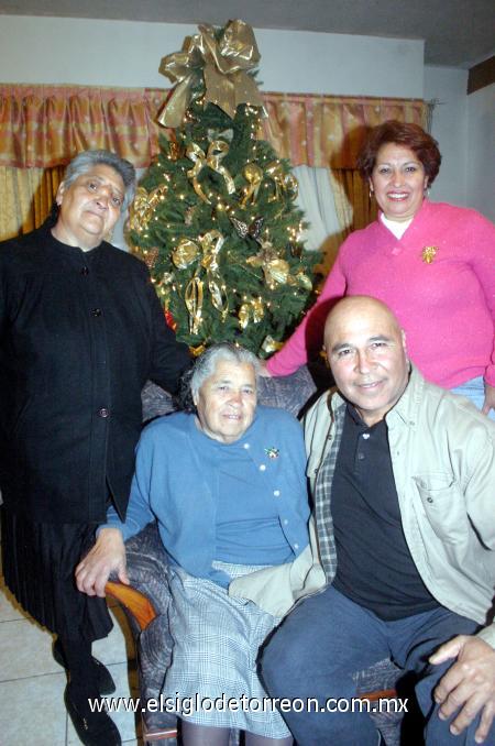 05012007 
Rafael Olvera cumplió 58 años y los festejó al lado de su familia.