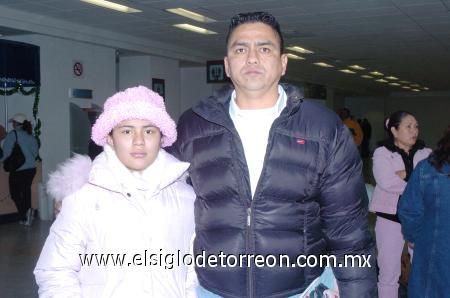 01012007 
Agustín Lugo viajó a Tijuana y fue despedido por Susana de la Rosa.