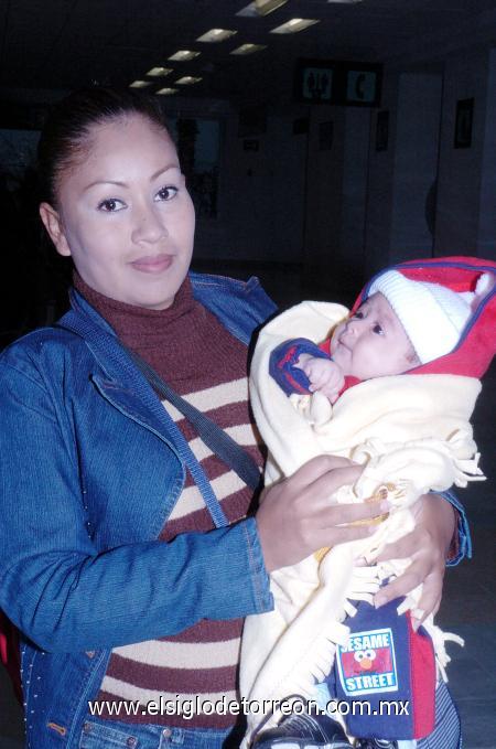 02012007 
Andrea y el pequeño Jeremy Martínez viajaron a Tijuana.