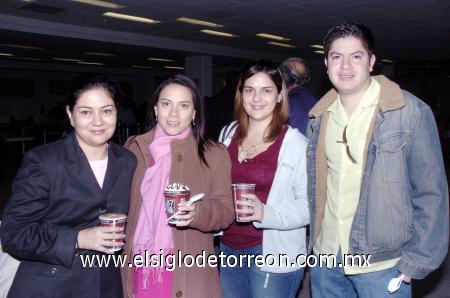 02012007 
Melinda de Torres, Nayely Torres, Laura Sosa y Genaro Torres viajaron a Ixtapa.