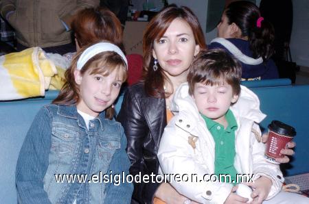 02012007 Lourdes Quintero, Frida y Diego Boehringer viajaron a Cancún.