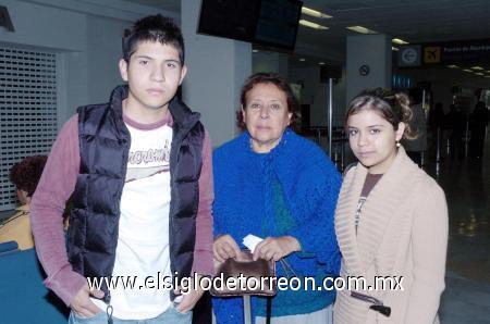 03012007 
Carolina y Jorge Siordia viajaron a Tabasco y los despidió Lilia Karam.