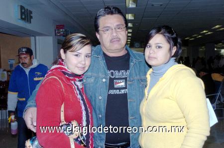 03012007 
Jesús Martín Sánchez viajó a Tijuana y lo despidieron Angélica y Maricela Sánchez.