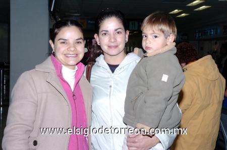 03012007
Paulina Torres viajó a la Unión Americana y las despidieron Adriana Torres y Diego Russek.