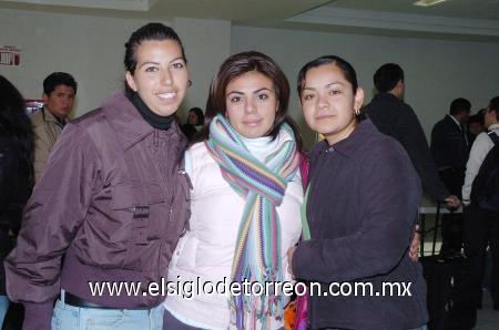 03012007 
Yoletzi Aguilar viajó a París y la despidieron Samantha Chávez y Eunice Morales.