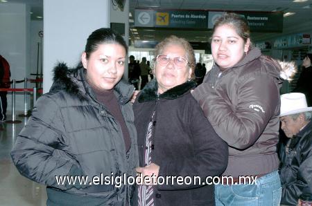 05012007 
Deyra Salas viajó con destino a Tijuana y lo despidieron Petra González y Cinthia Morales.