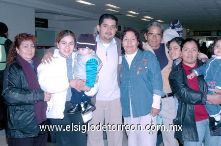 05012007 
Isela Flores y Audiel García viajaron a Mexicali y fueron despedidos por Lety, Susana, Audiel, Samir y Ana.