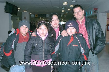 05012007 
Ramón Córdova viajó a San Diego y lo despidieron Sonia Gamboa, Iván, Édgar y Viviana Córdova.