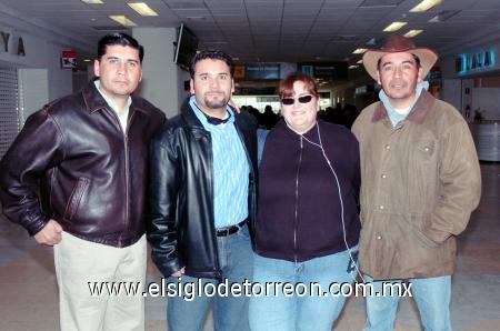 05012007 
Rodolfo Anaya y Mónica viajaron a California y los despidieron Alberto y Carlos Anaya.
