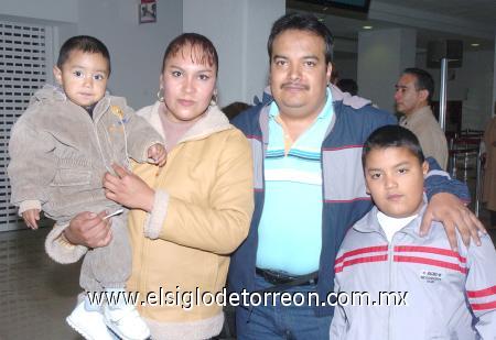 04012007
Cuauhtémoc Reyes viajó a Honduras y lo despidieron Rosa Isela Hernández y Kevin y Brandon Reyes.