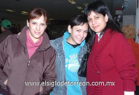 04012007
Mariana Lugo viajó a la Ciudad de México y la despidieron Lupita y Claudia Lugo.