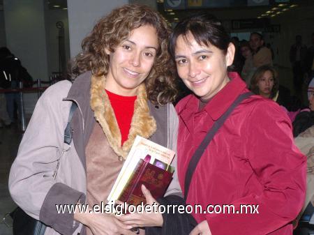 04012007
Norma Mercado viajó a Nayarit y la despidió Marcela Tolman.