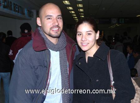 04012007
Rocío Machuca viajó con destino a Tijuana y la despidió Eduardo Castillo.