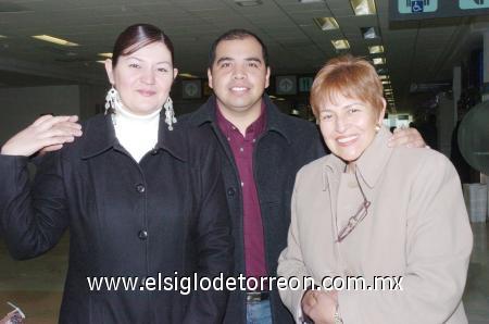 07012007 
Procedentes de Juárez Gloria Anguiano y Marina Alcaraz llegaron a Torreón y las recibieron  Édgar Arellano.