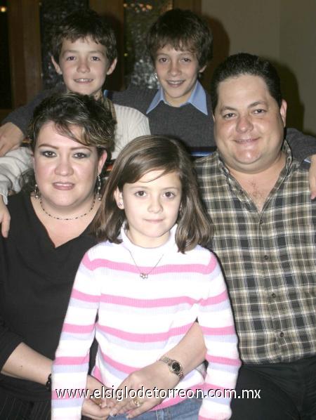 09012007
Alberto, Rocío, Beto, Jorge y Andrea Llama Romo.