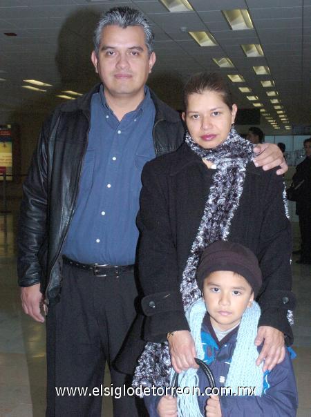 08012007
Jesús Gámez y Sandra Vázquez viajaron con destino a México.