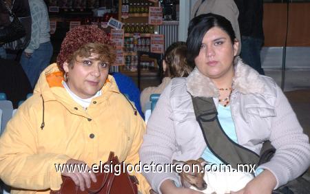 08012007
María Katiushka viajó a Tijuana y la despidió María de Jesús Carrillo.