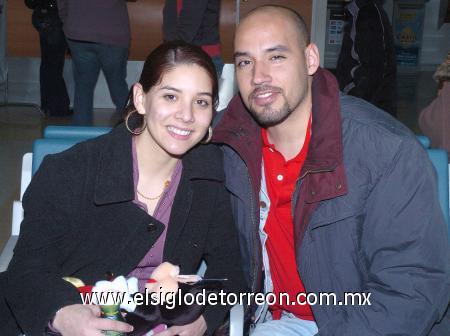 08012007
Rocío Machuca viajó a Tijuana y la despidió Eduardo Castillo.
