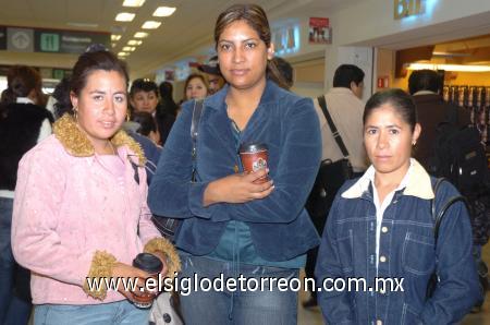 09012007
Elena Orona viajó a Los Ángeles y fue despedida por Eréndira y Yolanda Orona.