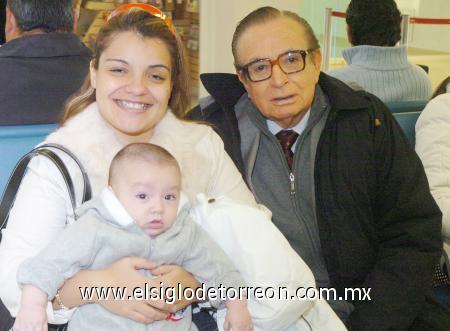 09012007
Gabriela y José Miguel Carreón y el niño Nicolás Ortiz viajaron a Sonora.