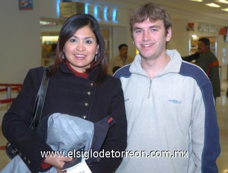 09012007
Justin Stone viajó a Londres y lo despidió Adriana Hernández.