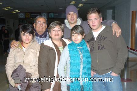 10012007
Ilse García, Ana Cristina y Emma Sifuentes viajaron a Mexicali y las despidieron Juan Manuel, Sergio y Ricardo Sifuentes.