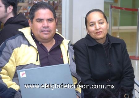 10012007
Manuel Navarro viajó a México y lo despidió su esposa Lupita López.