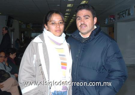 10012007
Octavio García viajó a París y lo despidió María Eugenia Juárez.