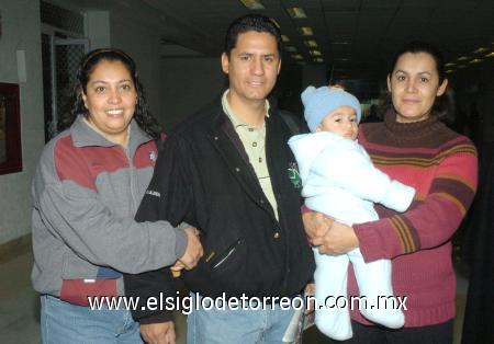 11012007
Federico Gavaldón viajó a San José, California y fue despedido por Carmen, Claudia y Ariel.