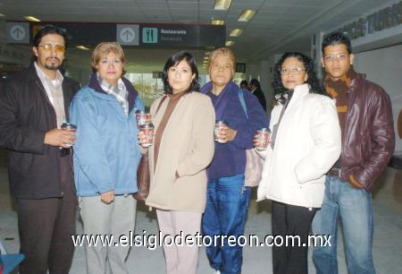 11012007
Leticia Vargas, Óscar Novelo, Jeny, Vicky y Mayela Vargas viajaron al DF, los despidió Luis Cenobio.