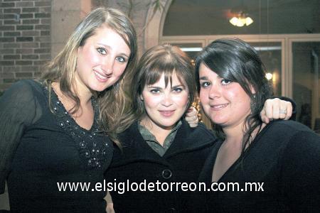 12012007 
Vania Bracho, Adriana Suárez y Ángela Diez.