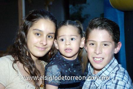 06012007 
María Angélica consus hermanos Lorena y Jesús