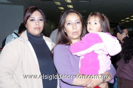 06012007 
 Magdalena Olmos y  Camila Valdez viajaron a Tijuana  y las despidió Carla Olmos