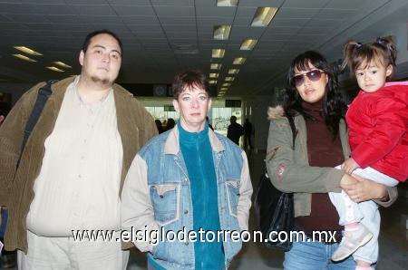 06012007 
 Michal Yoshida viajó a Cancún y lo despidieron Elizabeth  Hughes, Michell Yoshida y Natalia Rivas