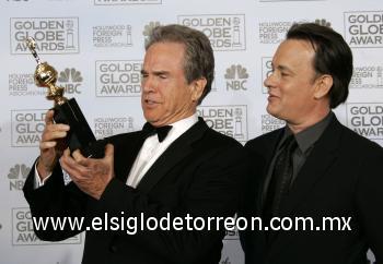 Tom Hanks (der.) entregó el Globo de Oro honorífico al actor, productor y director Warren Beatty por su amplia trayectoria.