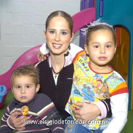15012007
Lulú Guerra de Quintero y sus hijos Luly y Alex Quintero Guerra.