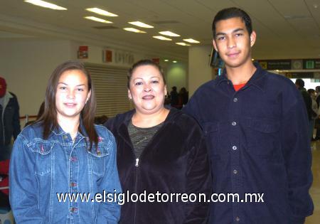 15012007
Blanca Saiza, Mónica y Ramiro López viajaron a San José del Cabo.