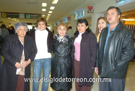 15012007
José Ojeda viajó a Mérida, lo despidieron Carmen Bolia y Liz Irigoyen.