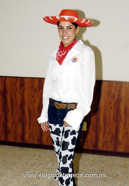 14012007 
Magali de la Cueva se disfrazó de la vaqurita Jesy, en una fiesta de cumpleaños.