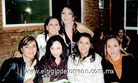 14012007 
Paulina Ruelas Vázquez disfrutó de una despedida de soltera por su próxima boda, que le organizaron Gloria Vázquez de Ruelas, Karina, Mariana, Marcela, Berenice y Claudia.