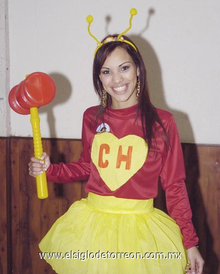 12012007 
Sandra Vélez se vistió del Chapulín Colorado, para asistir a una fiesta de cumpleaños.