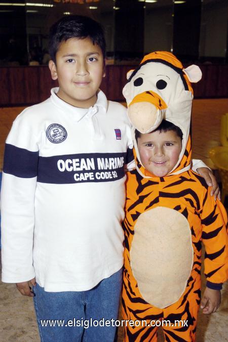 12012007 
Jesús y Mauricio Reyes Díaz de León, en una fiesta de disfraces celebrada en días pasados.
