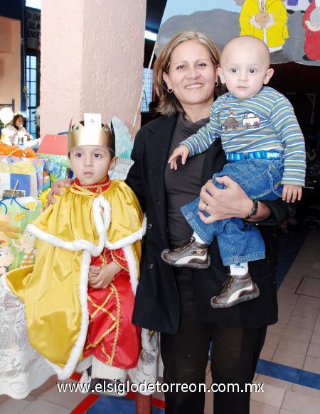 14012007 
Diego Yahir Reyes Gallegos, el día que cumplió tres años junto a su abuelita Lydia Carrasco de Gallegos y su primito Ángel Gallegos.