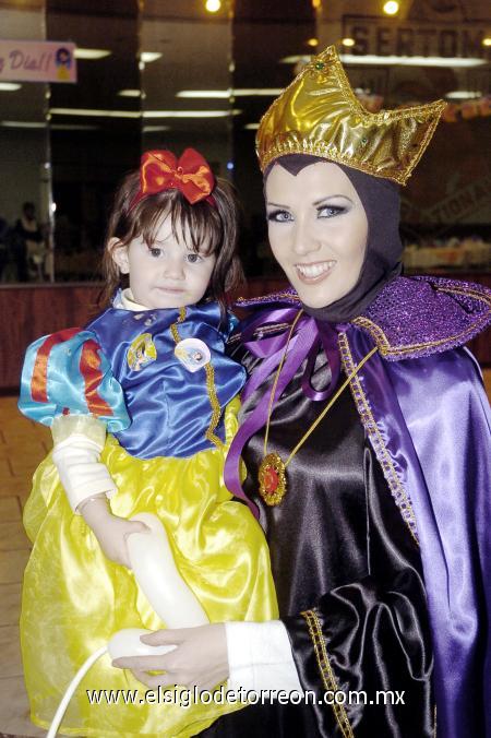 14012007 
Jéssica y Camila Díaz de León, en una fiesta de disfraces.