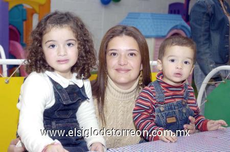 14012007 
Nadia Simental de Acosta con sus hijos Regina y Eduardo.