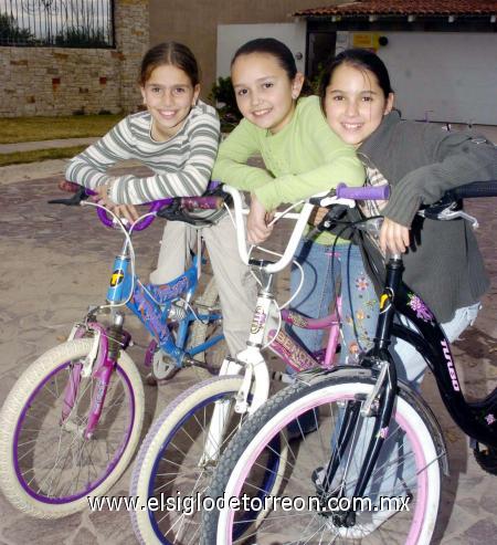14012007 
Paulina Giacomán, Ana Raquel Rebollo y Victoria Issa.